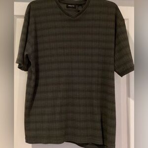 Mens Pullover Claiborne vneck, size medium.
